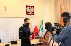 Komendant Powiatowy Policji inspektor Maciej Kubiak podczas udzielania wywiadu