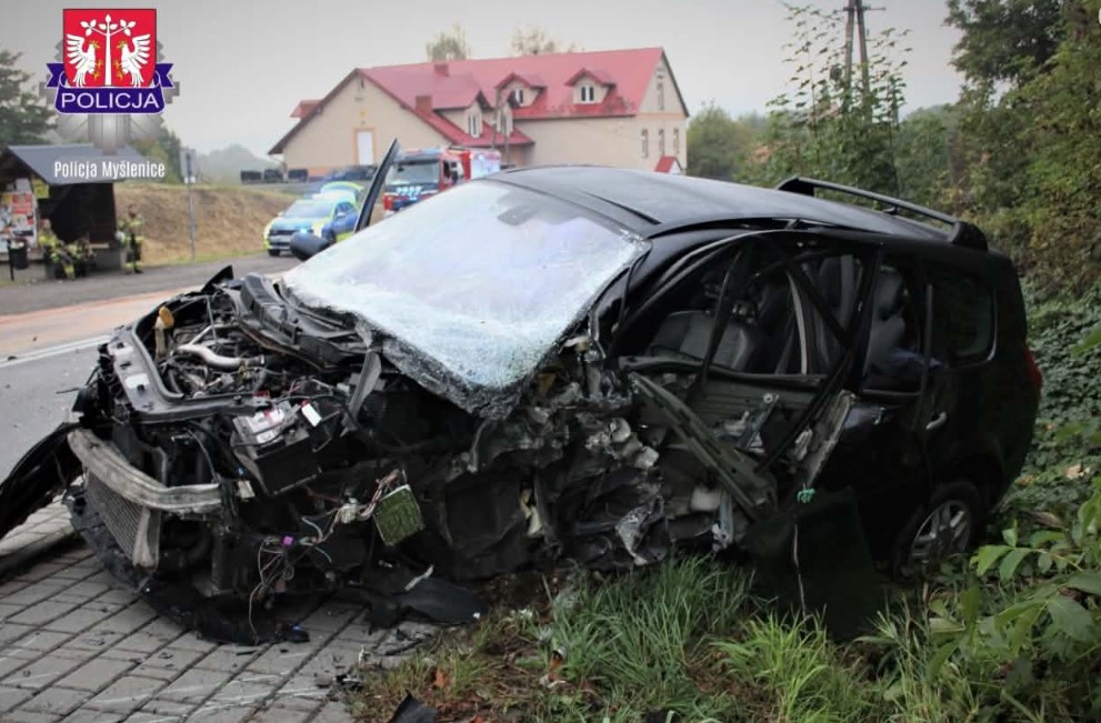 Czołowe zderzenie w Dziekanowicach – dwie osoby do szpitala