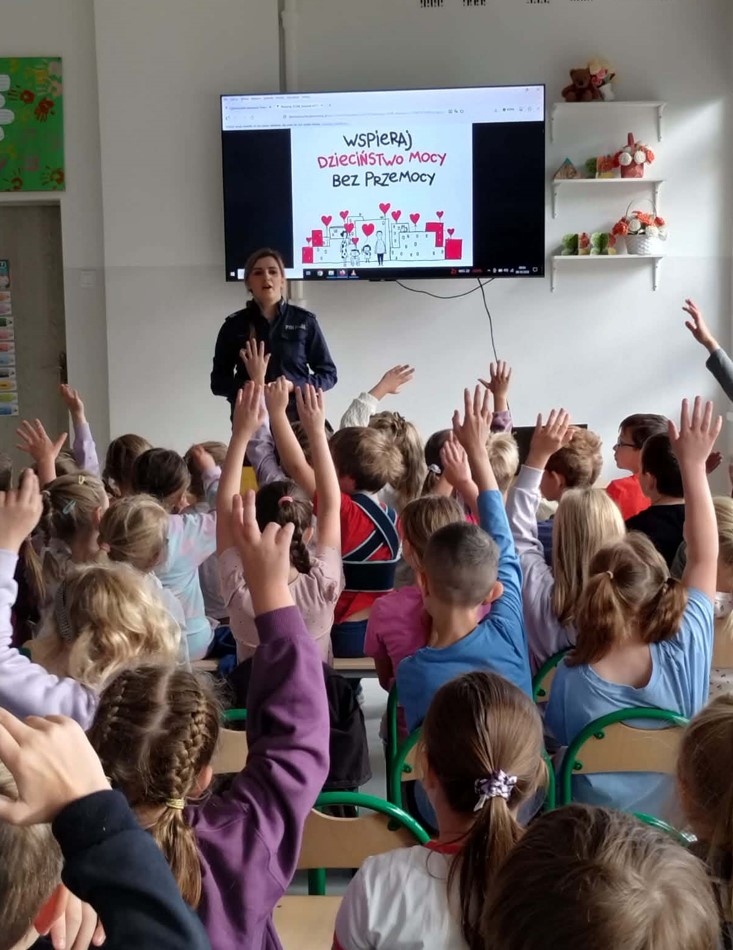 Spotkanie policji z uczniami w Trzemeśni w ramach kampanii przeciw przemocy